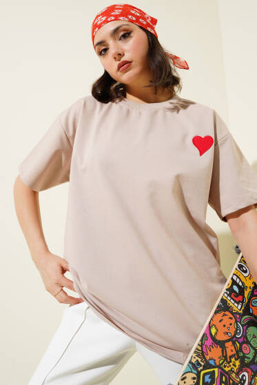 Yaka Kalp Nakışlı Salaş T-shirt Bej - T-shirt