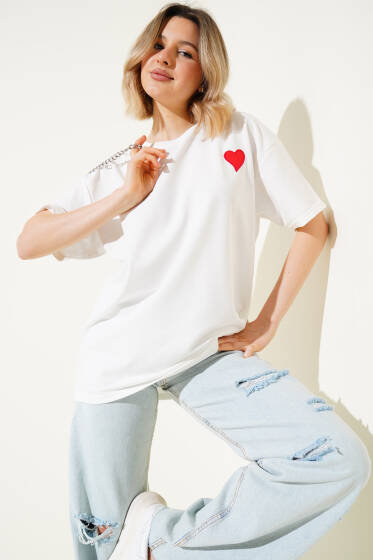 Yaka Kalp Nakışlı Salaş T-shirt Ekru - Kadın Giyim Modelleri