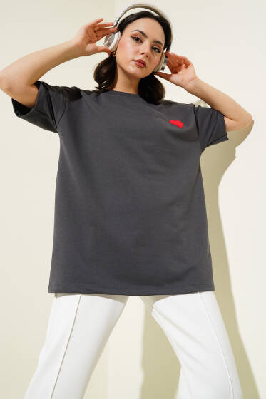 Yaka Kalp Nakışlı Salaş T-shirt Füme - T-shirt