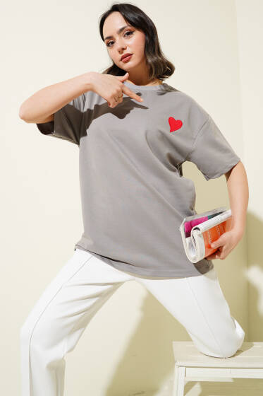Yaka Kalp Nakışlı Salaş T-shirt Kayrak Grisi - T-shirt