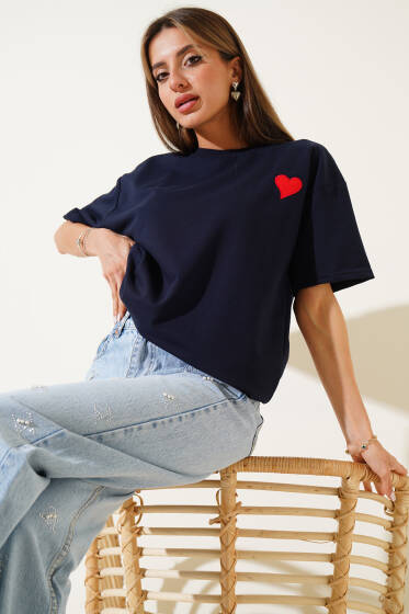 Yaka Kalp Nakışlı Salaş T-shirt Lacivert - Kadın Giyim Modelleri