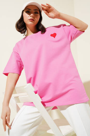 Yaka Kalp Nakışlı Salaş T-shirt Pembe - T-shirt