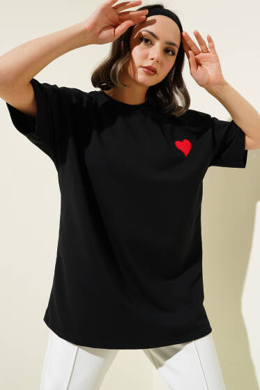 Yaka Kalp Nakışlı Salaş T-shirt Siyah - T-shirt