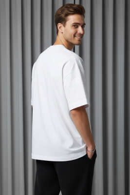 Yaka Kol Nakışlı Oversize Erkek T-shirt Beyaz - Erkek T-shirt