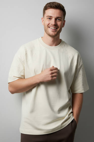 Yaka Kol Nakışlı Oversize Erkek T-shirt Krem - Erkek T-shirt