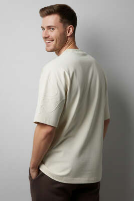 Yaka Kol Nakışlı Oversize Erkek T-shirt Krem - Erkek T-shirt