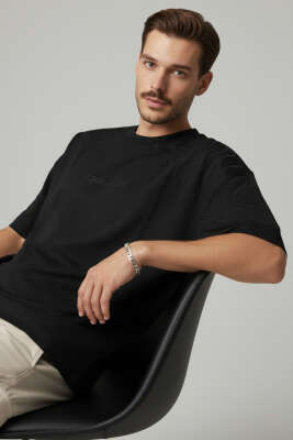 Yaka Kol Nakışlı Oversize Erkek T-shirt Siyah - DEEP POİNT