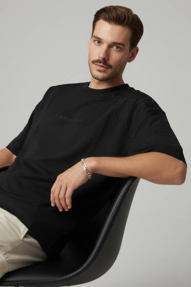 Yaka Kol Nakışlı Oversize Erkek T-shirt Siyah - Erkek T-shirt