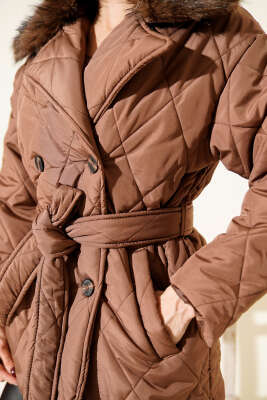 Yaka Kürklü Kuşaklı Baklava Desen Mont Kahve - Kadın Giyim Modelleri