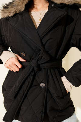 Yaka Kürklü Kuşaklı Baklava Desen Mont Siyah - Kadın Giyim Modelleri