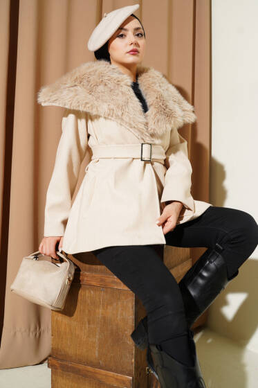 Yaka Kürklü Kuşaklı Kaşe Kaban Bej - Kaban