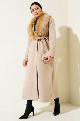 Yaka Kürklü Kuşaklı Uzun Kaban Bej - Kaban