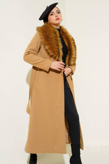 Yaka Kürklü Kuşaklı Uzun Kaban Latte - Kaban