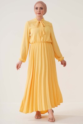Yaka Kuşaklı Sarı Piliseli Elbise - Thumbnail