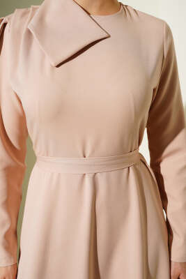 Yaka Parça Detaylı Abiye Elbise Bej - Elbise