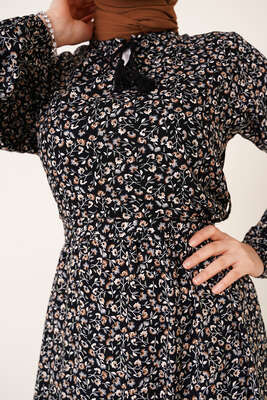 Yaka Püsküllü Çiçek Desenli Elbise Siyah - Tesettür Elbise