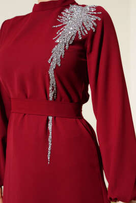 Yaka Taşlı Kuşaklı Elbise Bordo - Tesettür Elbise