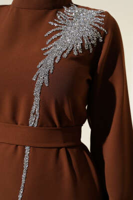 Yaka Taşlı Kuşaklı Elbise Kahve - Tesettür Elbise