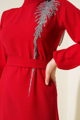 Yaka Taşlı Kuşaklı Elbise Kırmızı - Tesettür Elbise