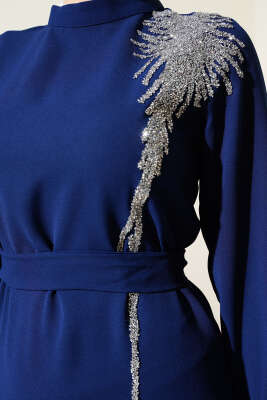 Yaka Taşlı Kuşaklı Elbise Lacivert - Tesettür Elbise