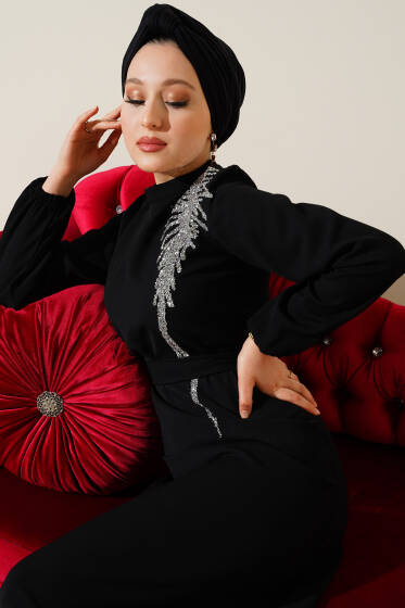Yaka Taşlı Kuşaklı Elbise Siyah - Elbise