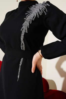 Yaka Taşlı Kuşaklı Elbise Siyah - Tesettür Elbise