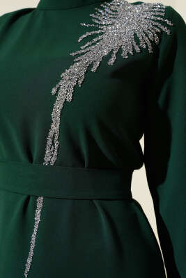 Yaka Taşlı Kuşaklı Elbise Zümrüt - Tesettür Elbise