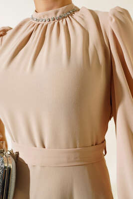 Yaka Taşlı Kuşaklı Krep Elbise Bej - Thumbnail