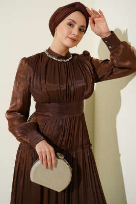 Yaka Taşlı Pileli Abiye Elbise Kahve - Elbise