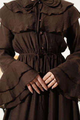 Yaka ve Bilek Fırfırlı Düğmeli Elbise Kahve - Elbise