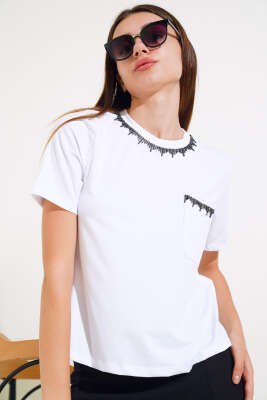 Yaka Ve Cep Taşlı T-shirt Beyaz - Kadın Giyim Modelleri