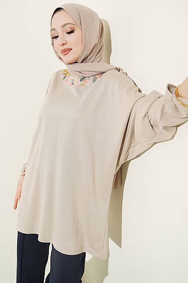 Yakası Çiçek Nakışlı Loyşa Tunik Bej - Tunik