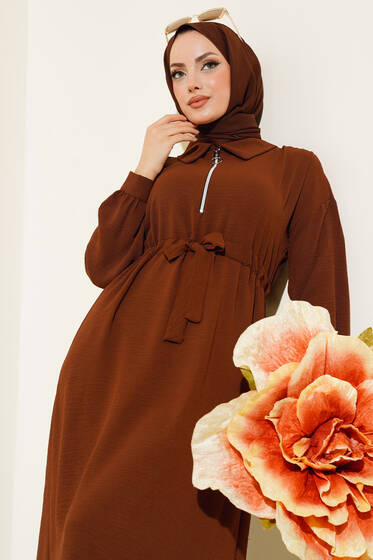 Yakası Fermuarlı Bel Tünelli Elbise Kahve - Tesettür Elbise