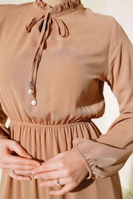 Yakası Fırfırlı Elbise Latte - Thumbnail