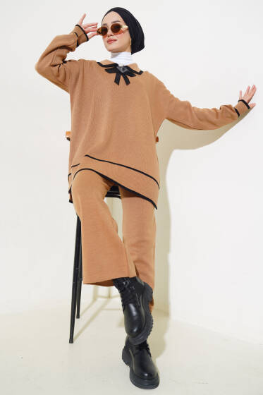 Yakası Fiyonklu Triko İkili Takım Latte - Triko