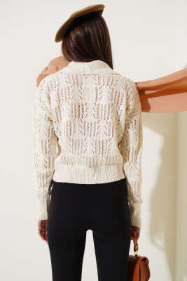 Yakası İnci Süslemeli Delikli Kazak Bej - Kadın Giyim Modelleri