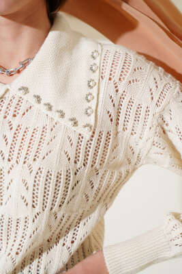 Yakası İnci Süslemeli Delikli Kazak Bej - Kadın Giyim Modelleri