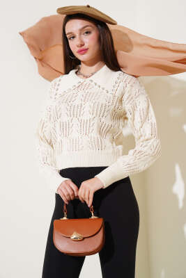 Yakası İnci Süslemeli Delikli Kazak Bej - Kadın Giyim Modelleri