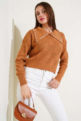 Yakası İnci Süslemeli Delikli Kazak Bisküvi - Kadın Giyim Modelleri