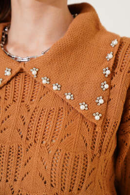 Yakası İnci Süslemeli Delikli Kazak Bisküvi - Kadın Giyim Modelleri