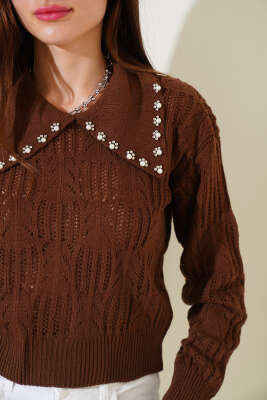 Yakası İnci Süslemeli Delikli Kazak Kahve - Kadın Giyim Modelleri