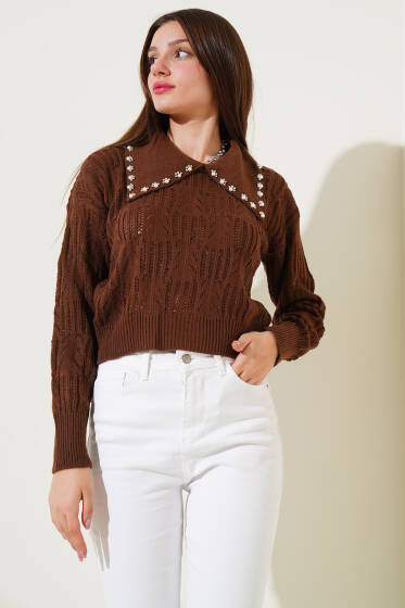 Yakası İnci Süslemeli Delikli Kazak Kahve - Yeni Giyim