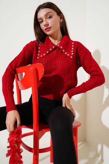 Yakası İnci Süslemeli Delikli Kazak Kırmızı - Yeni Giyim