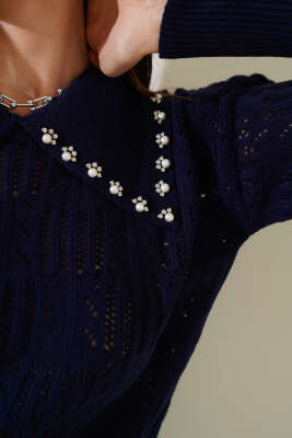 Yakası İnci Süslemeli Delikli Kazak Lacivert - Kadın Giyim Modelleri