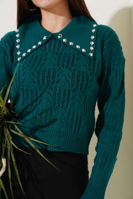 Yakası İnci Süslemeli Delikli Kazak Zümrüt - Kadın Giyim Modelleri