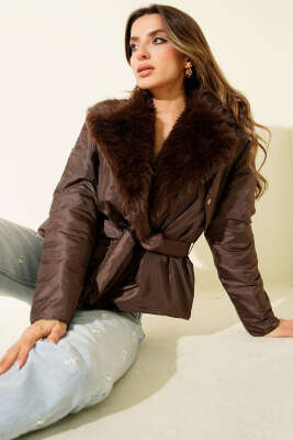 Yakası Kürklü Kuşaklı Kısa Mont Kahve - LEVURE