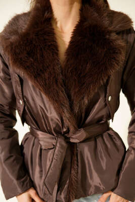 Yakası Kürklü Kuşaklı Kısa Mont Kahve - Kadın Giyim Modelleri