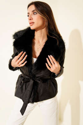 Yakası Kürklü Kuşaklı Kısa Mont Siyah - LEVURE