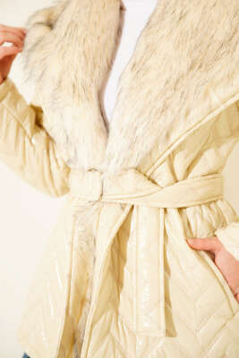 Yakası Kürklü Parlak Mont Krem - Mont