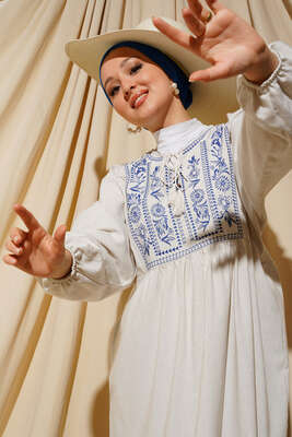 Yakası Nakış İşlemeli Keten Elbise Saks - MISRA